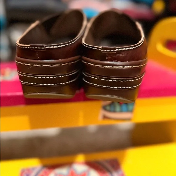 L'ATISTE Women's Brown Mules with Stitch Detail - Picture 6 of 7